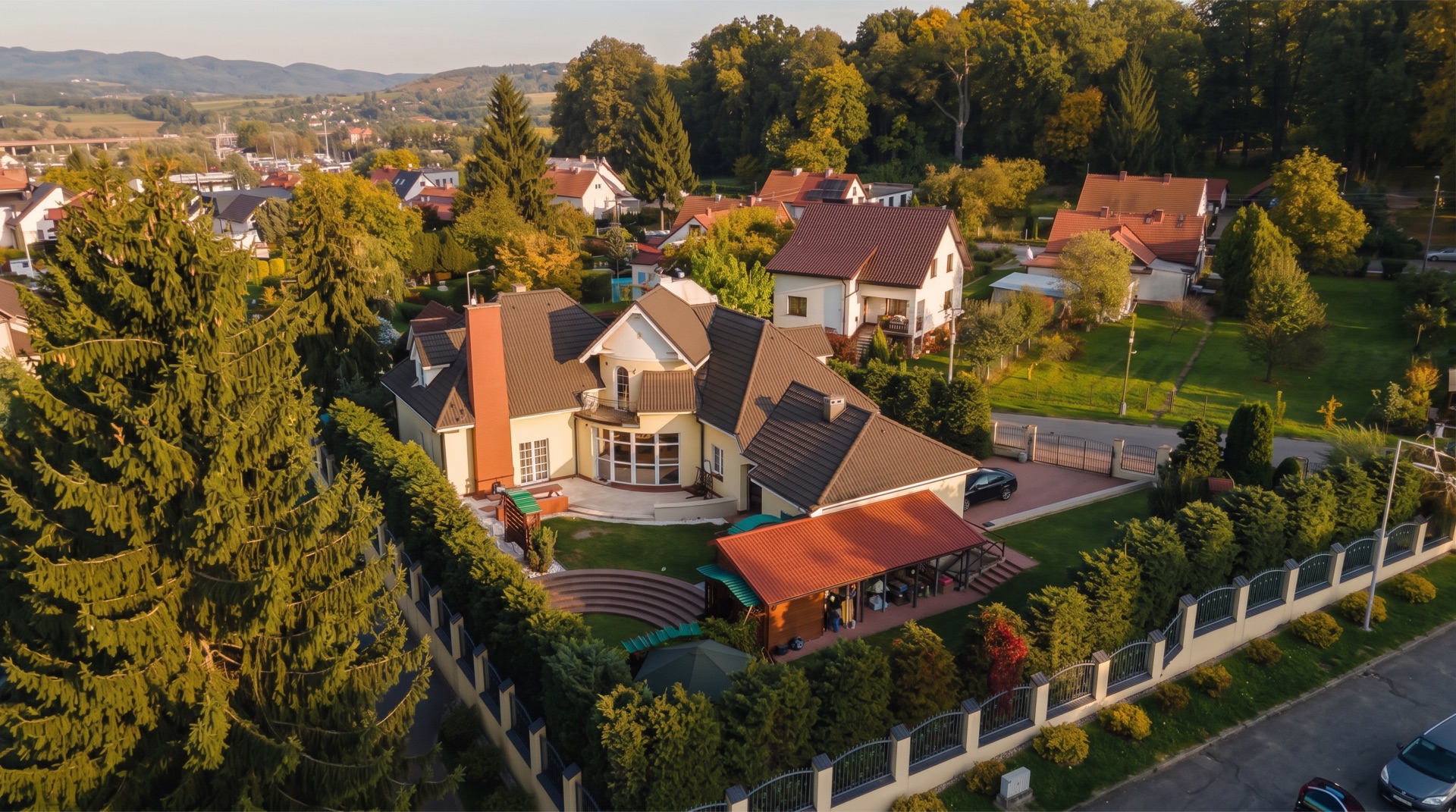 Dom i ogród na tle panoramy Kotliny Kłodzkiej