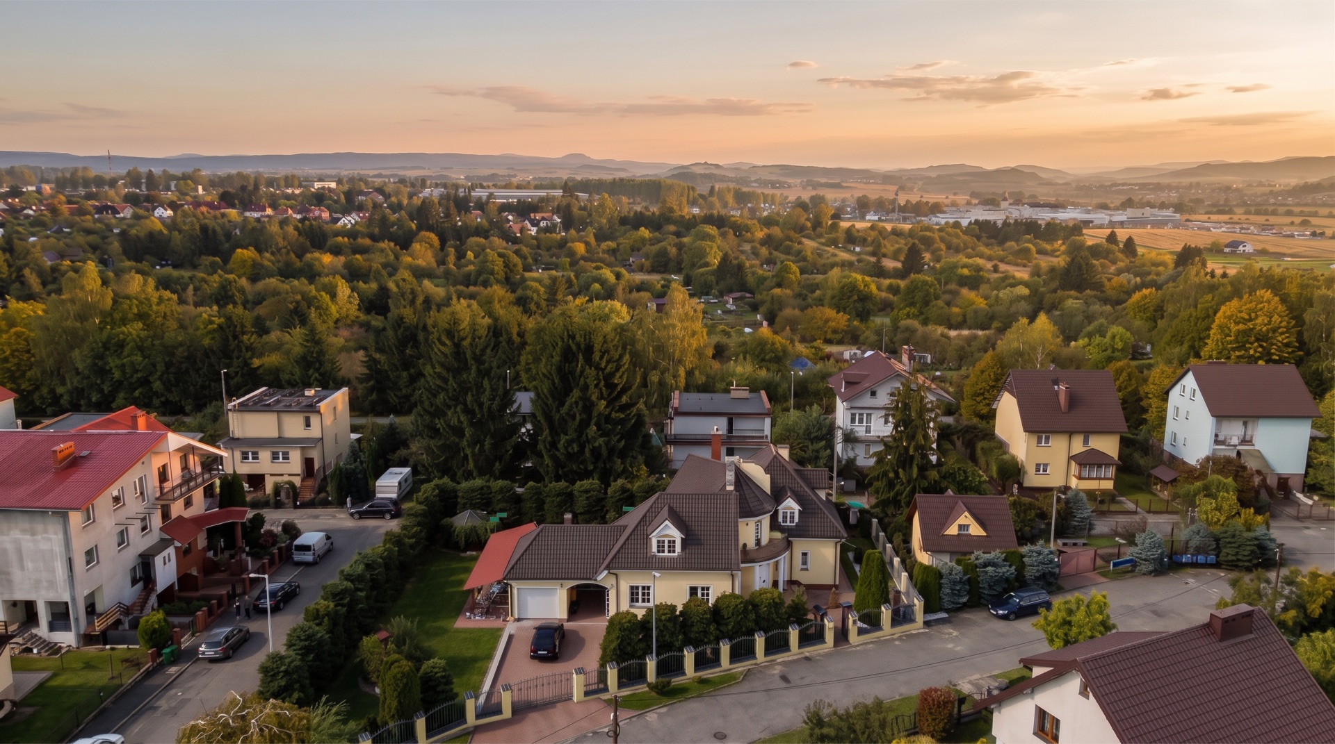 Panorama Kłodzka z domem na pierwszym planie